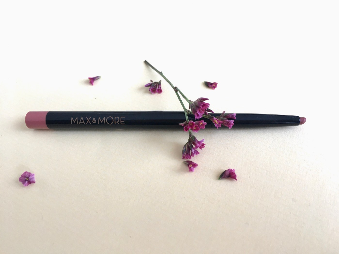 max & more vegan lip liner pencil action